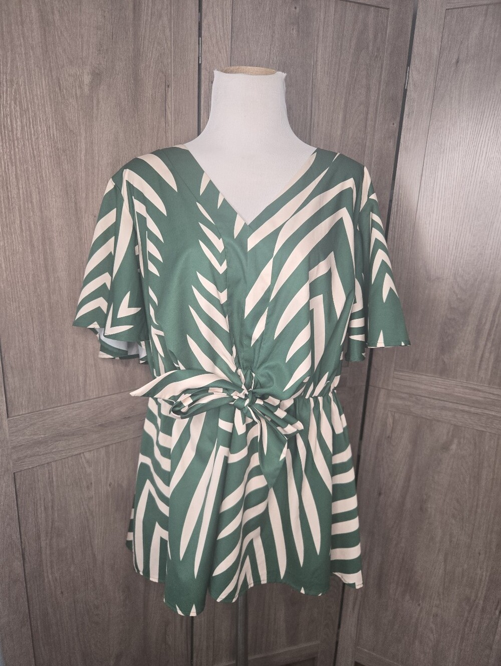 Green & White Geometric Rufgle Peplum Tie‑Waist Blouse – 2XL